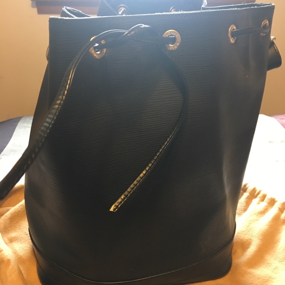 Vintage LV 💯 Authentic and Vintage Epi Noe Tote